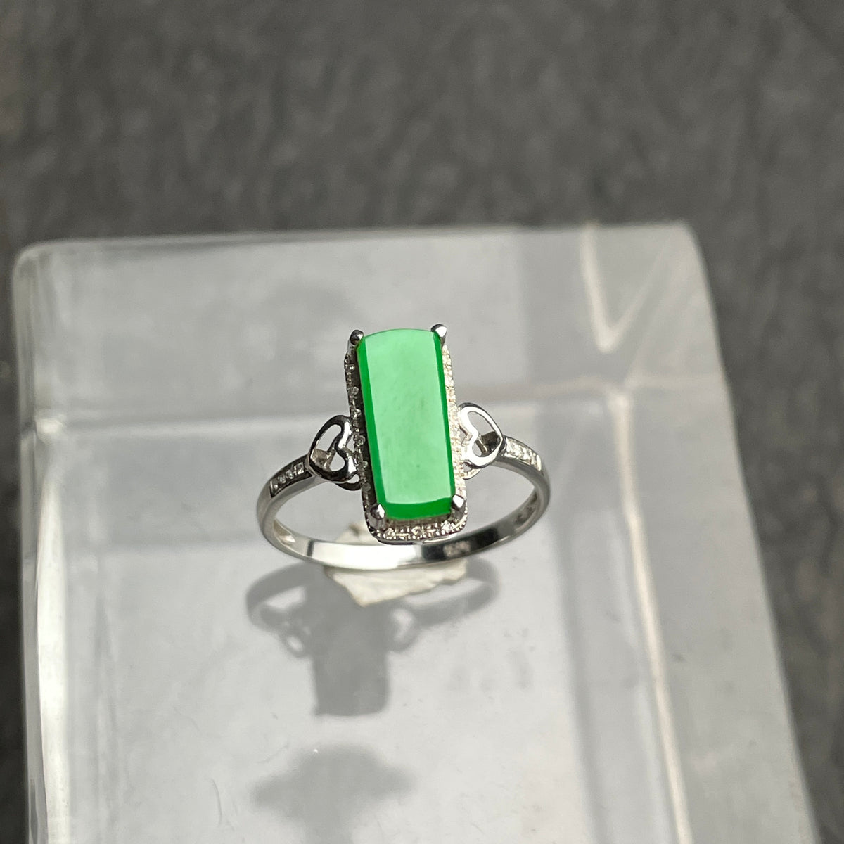 Verdant Line – Green Rectangular Jadeite Ring