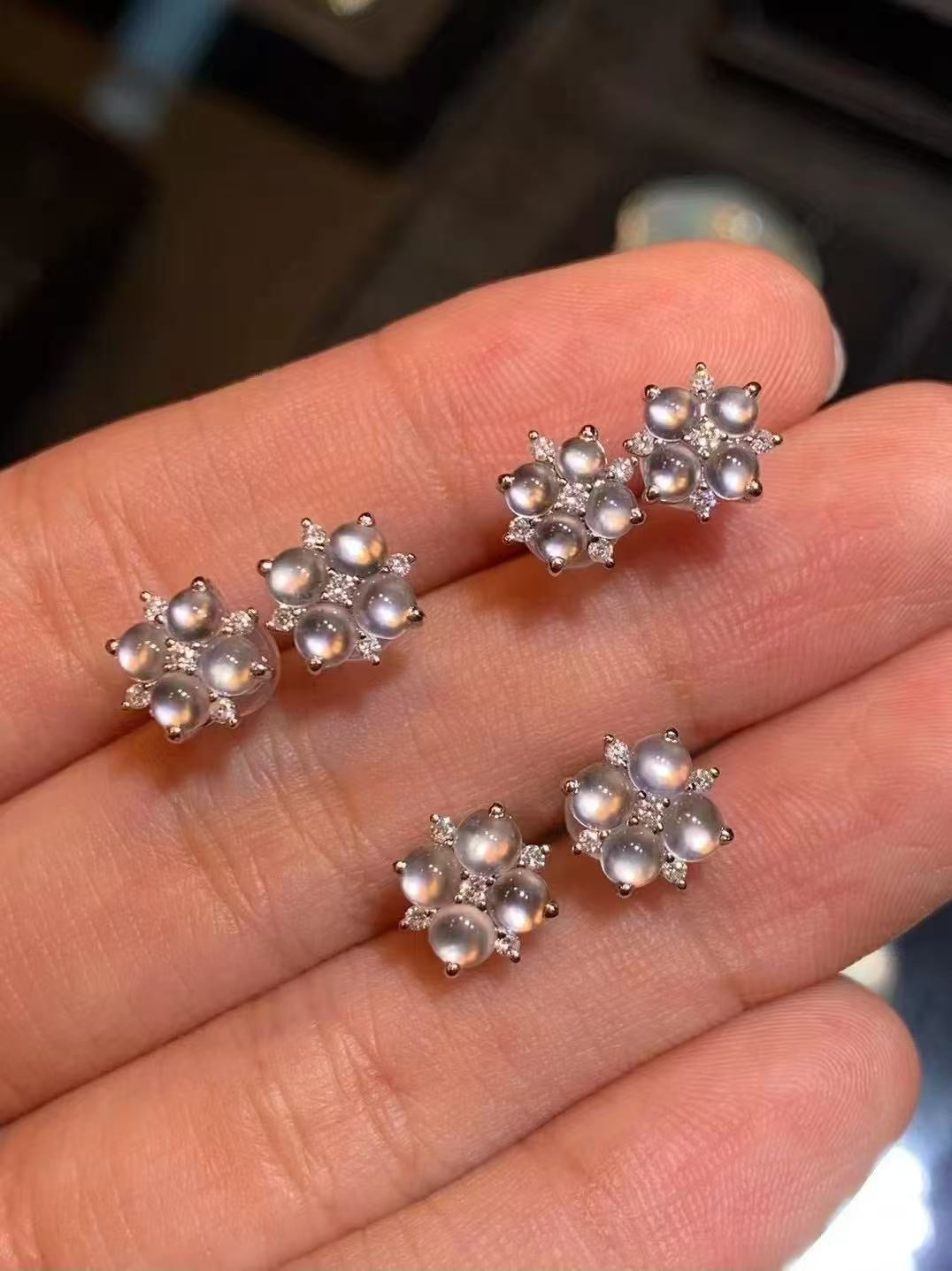 Lavender-grey jadeite and 18K gold floral stud earrings