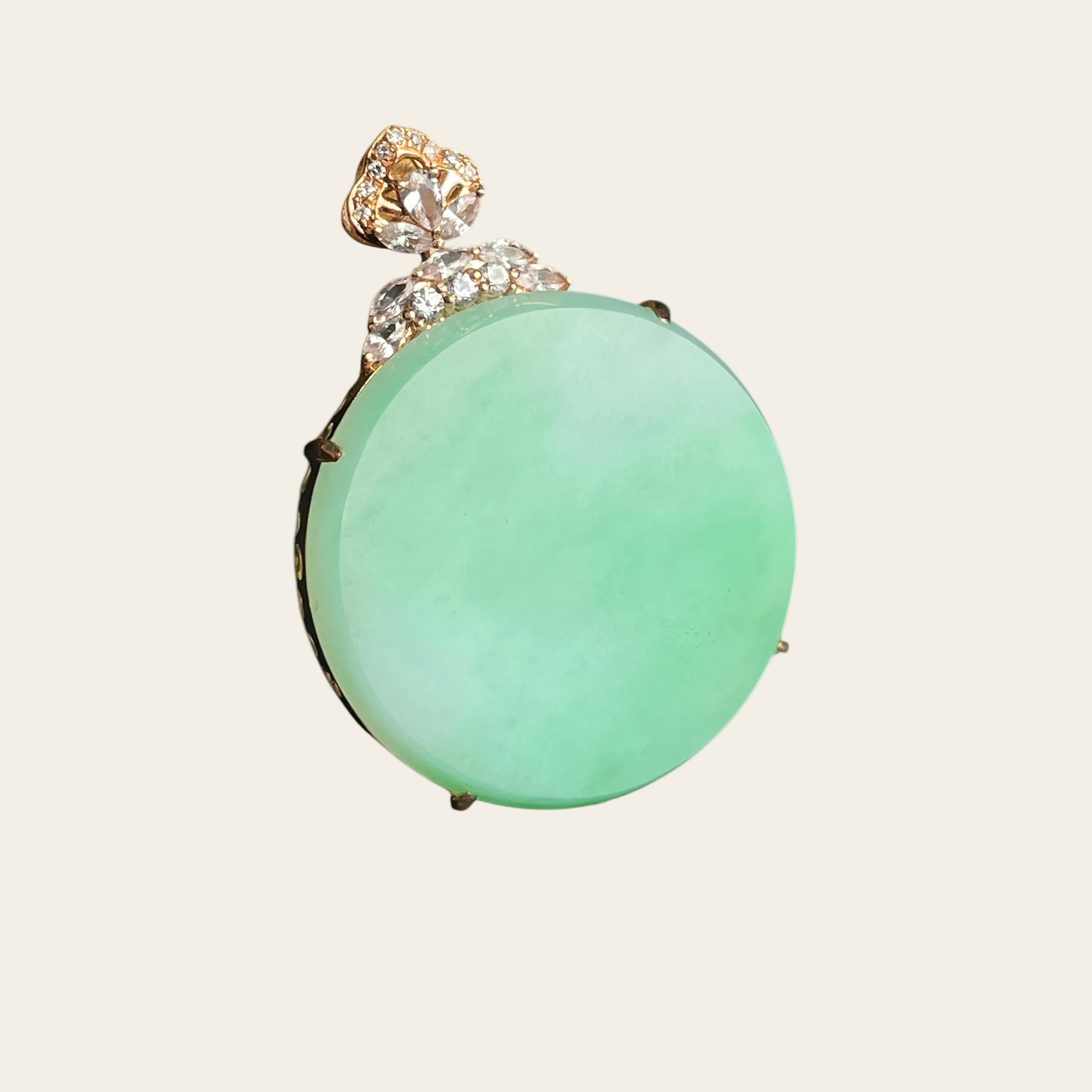 Sylvia Jewelry 18K金镶嵌天然翡翠圆牌吊坠，柔和的薄荷绿色，经典圆形设计，适合日常佩戴。
