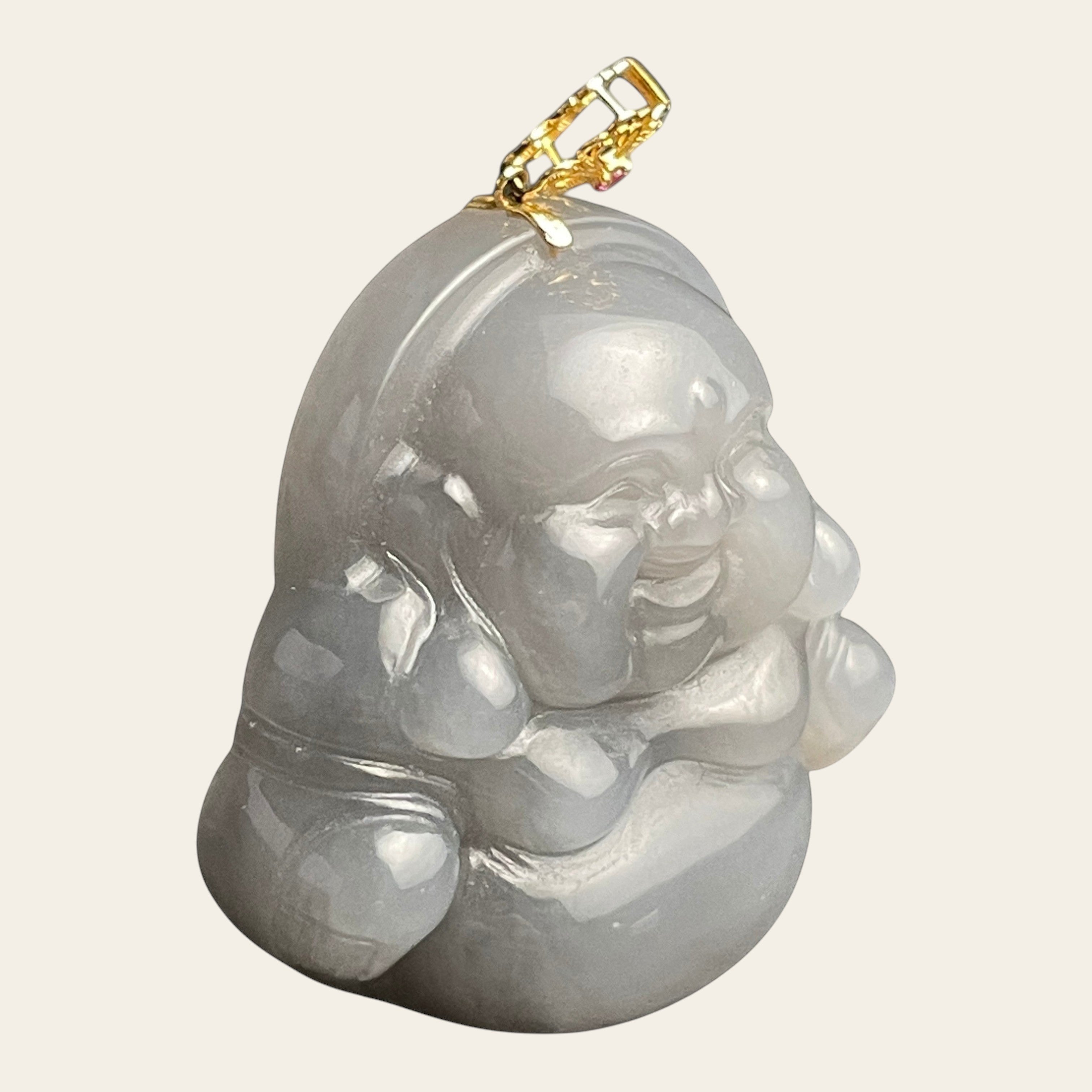 Sylvia Jewelry 18k金镶嵌紫罗兰色和田玉笑佛吊坠，玉质温润，寓意吉祥如意。