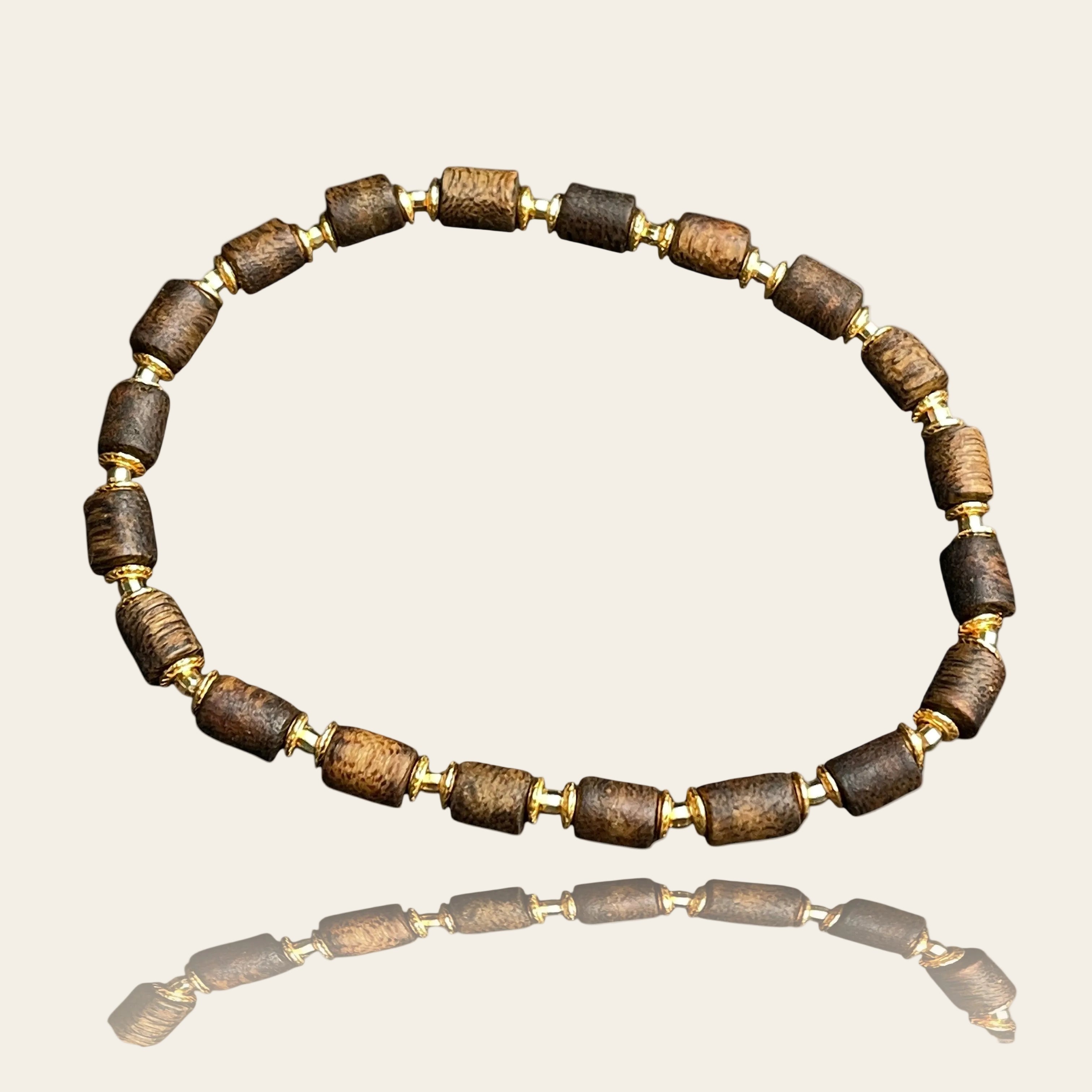 Sylvia Jewelry 沉香木桶珠手链，金色调点缀，自然纹理，简约优雅，适合日常佩戴。