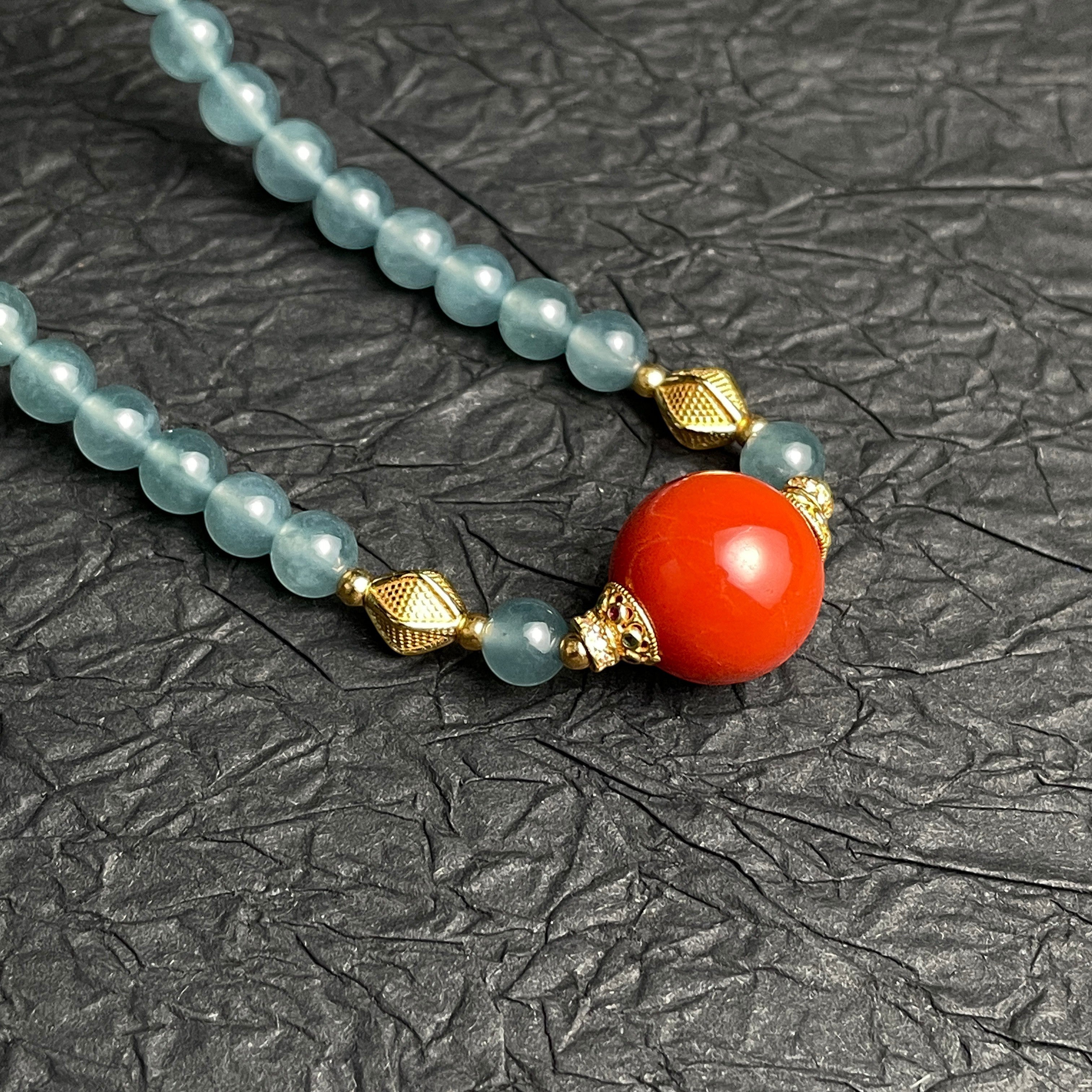 Sylvia Jewelry 浅蓝色水晶珠子搭配红色珊瑚珠和金色配件的项链