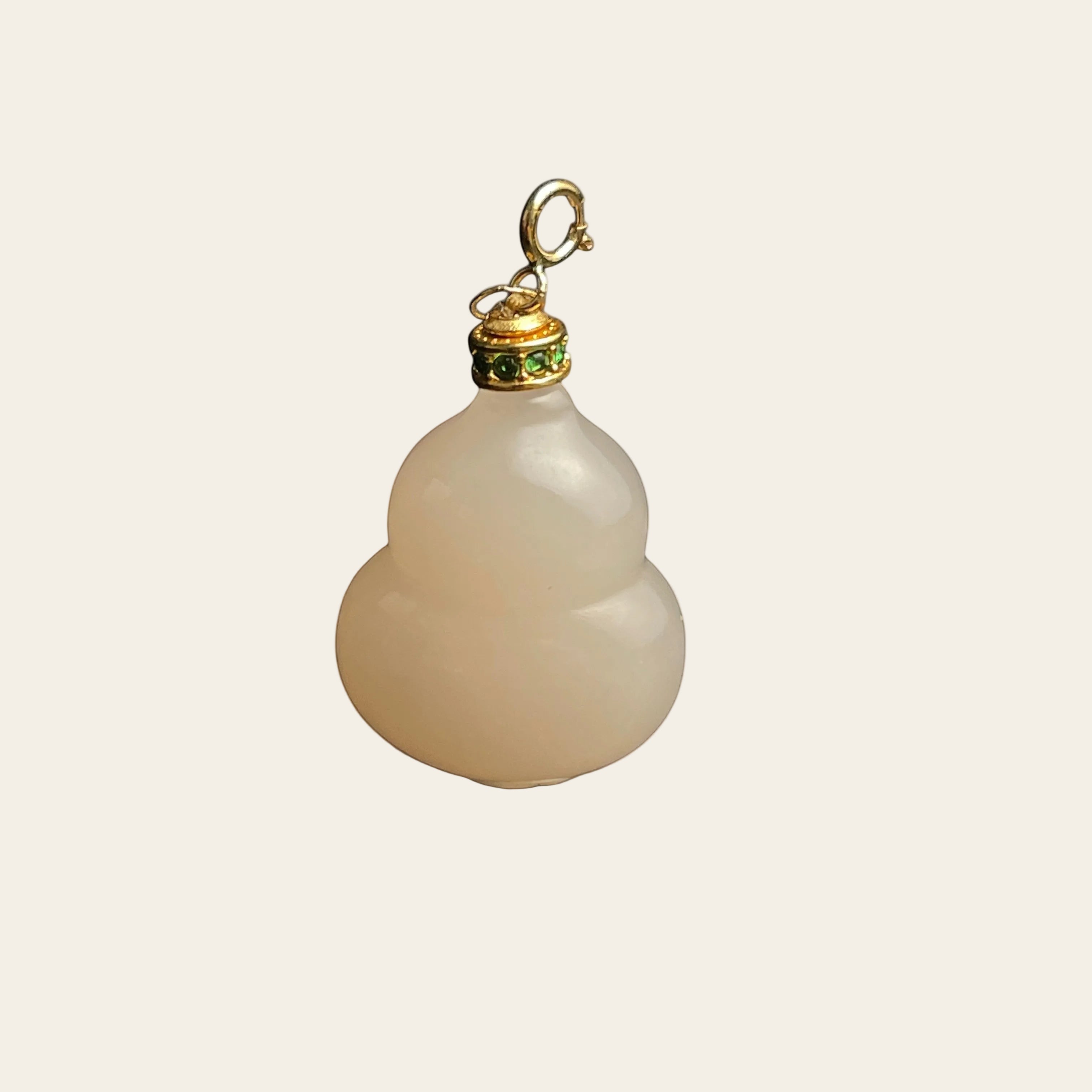 Sylvia Jewelry 葫芦形吊坠，玉石材质，镶嵌绿色宝石，金色搭扣