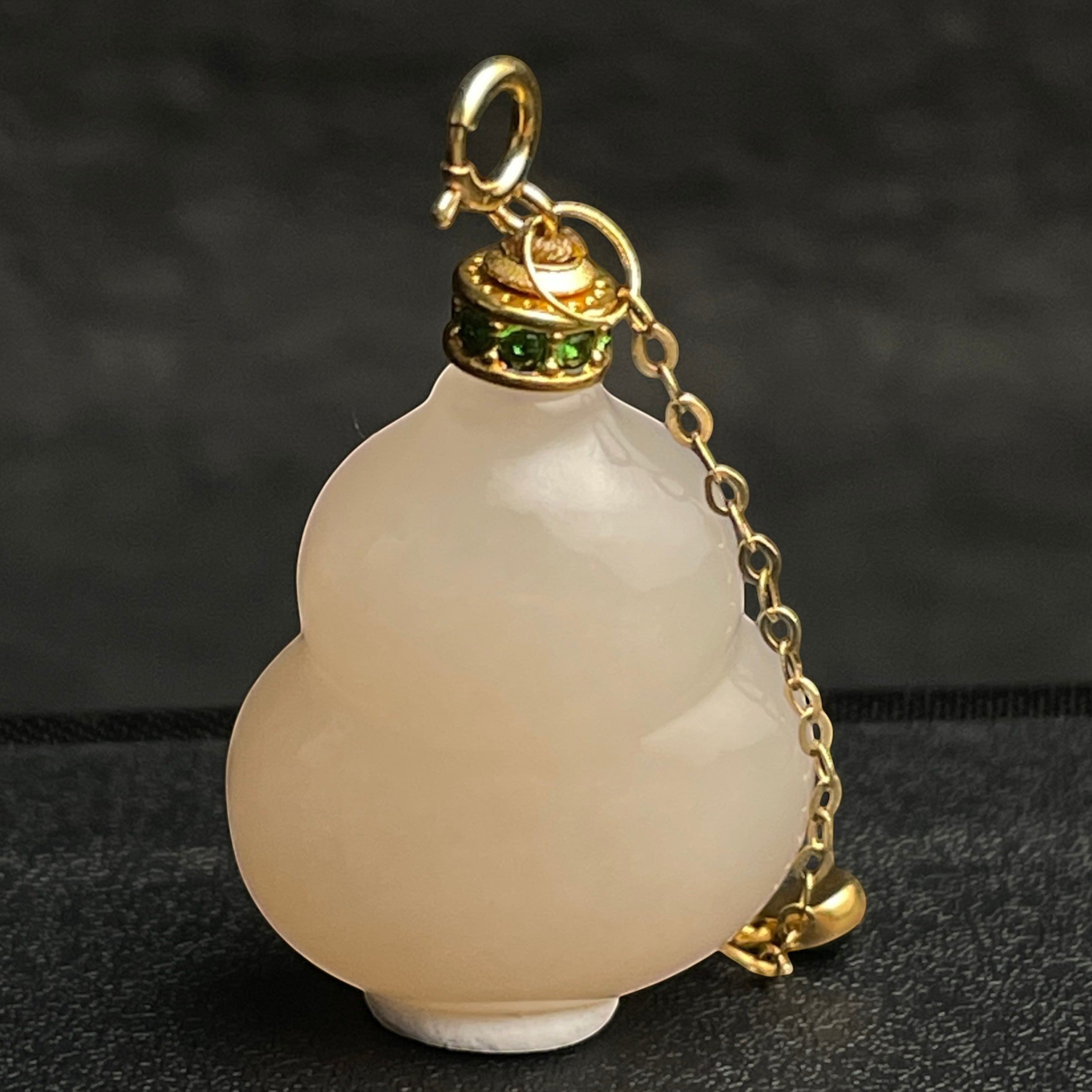 Sylvia Jewelry 葫芦形吊坠，淡黄色玉石材质，金色链条装饰，绿色宝石点缀。