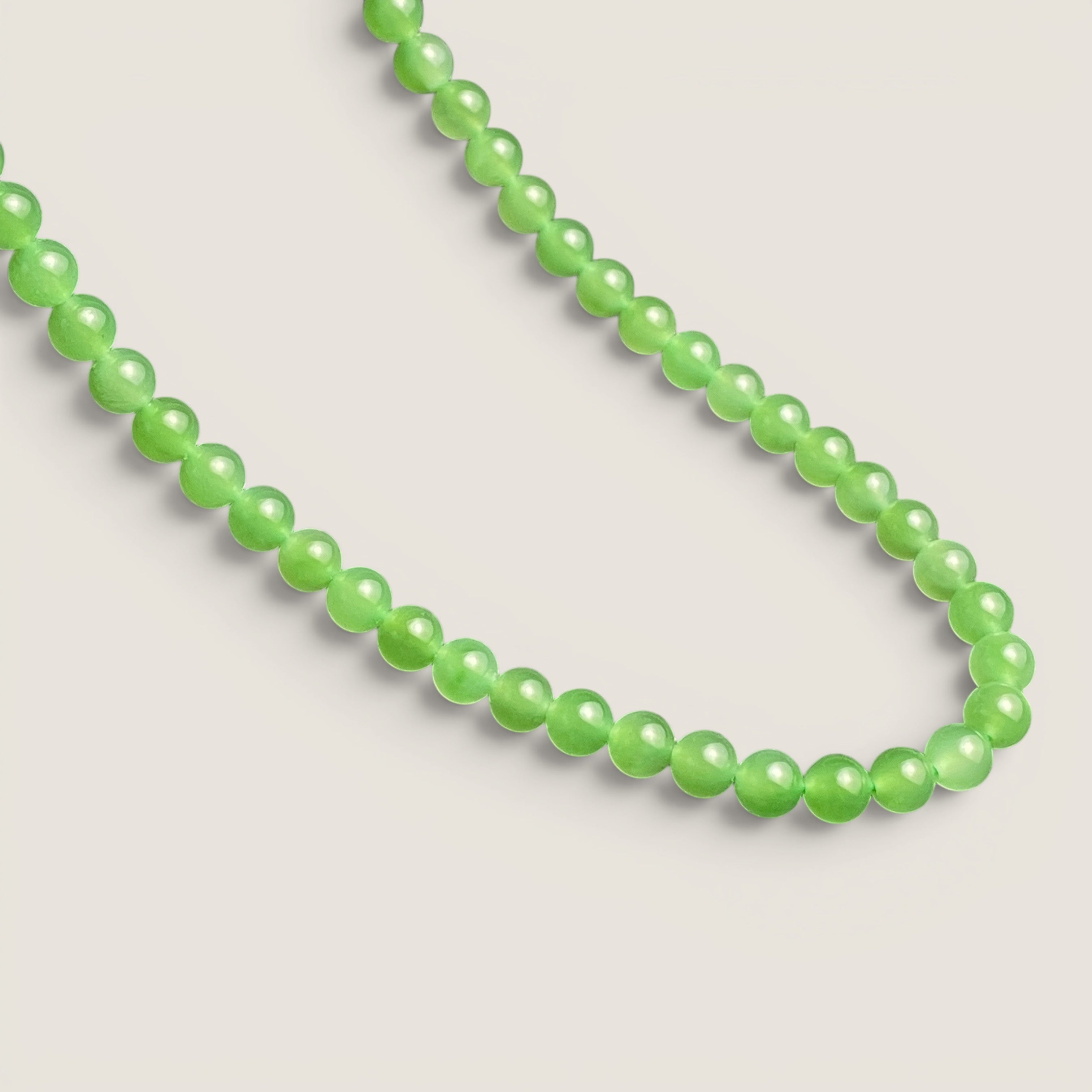 Sylvia Jewelry 绿色玉石珠项链，简约设计，适合日常佩戴。