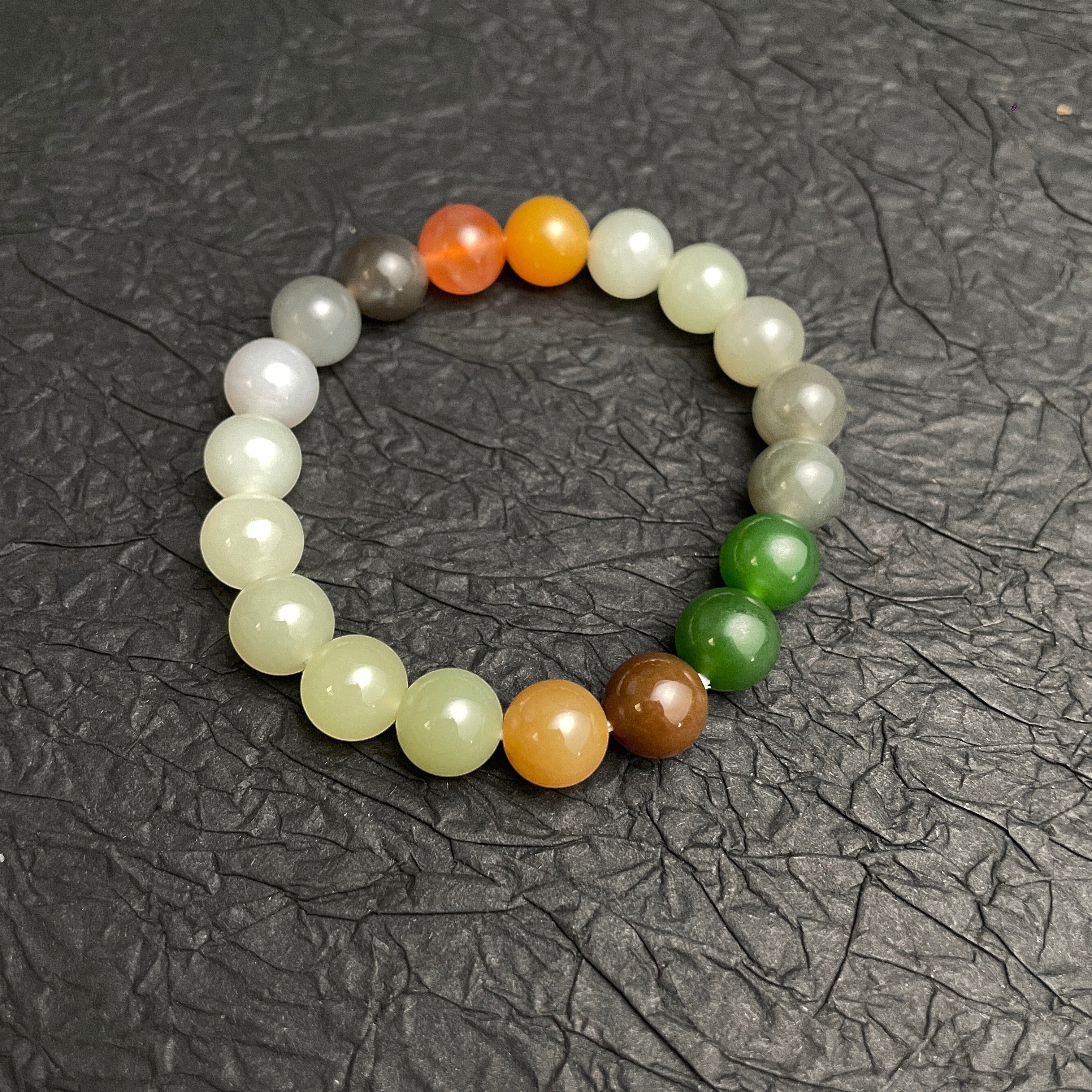 Sylvia Jewelry Harmony Matrix 多彩天然和田玉手链，珠子颜色包括白、绿、烟紫、糖棕和黄橙色。