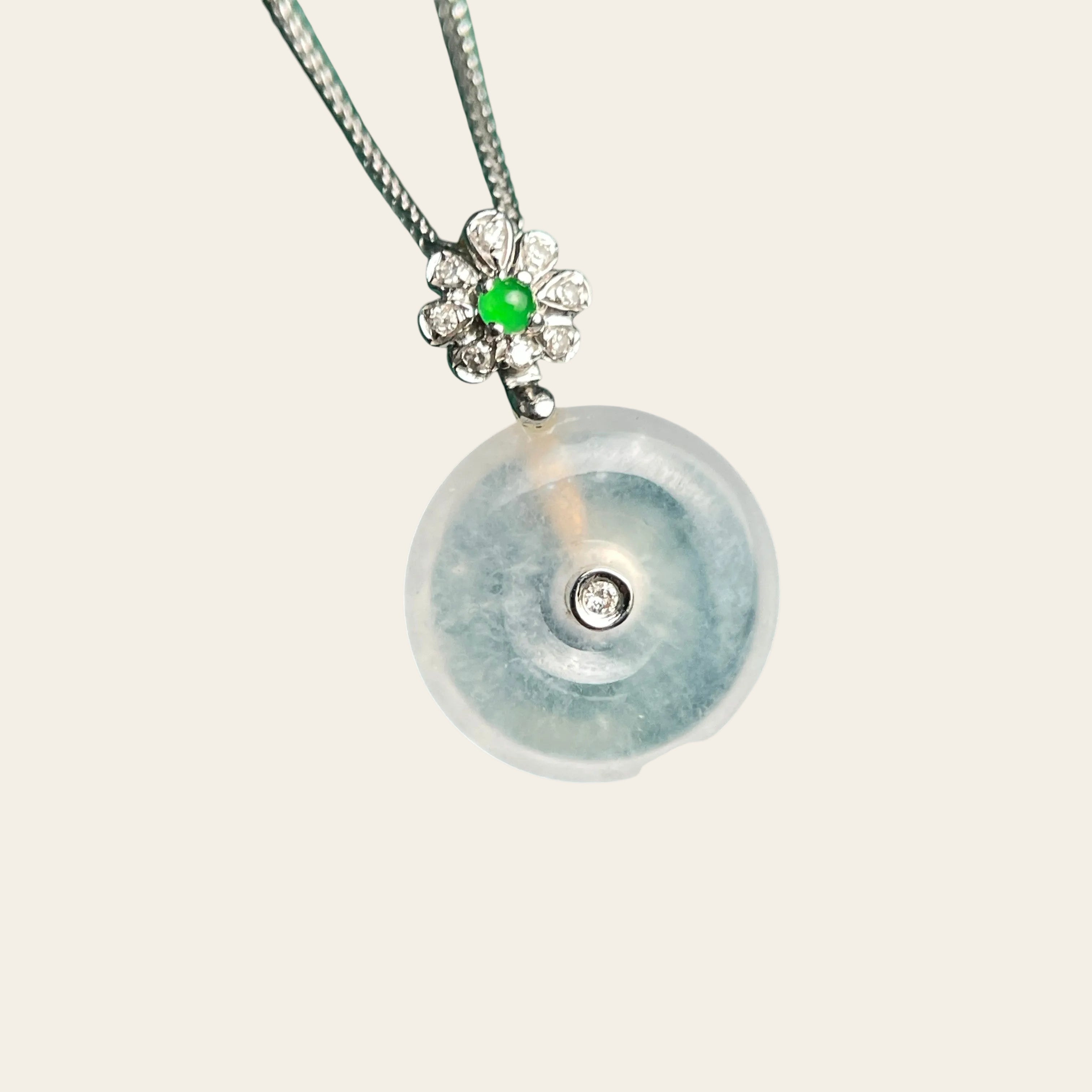 Sylvia Jewelry 冰种翡翠吊坠，镶嵌钻石和绿宝石，花朵造型，简约设计。
