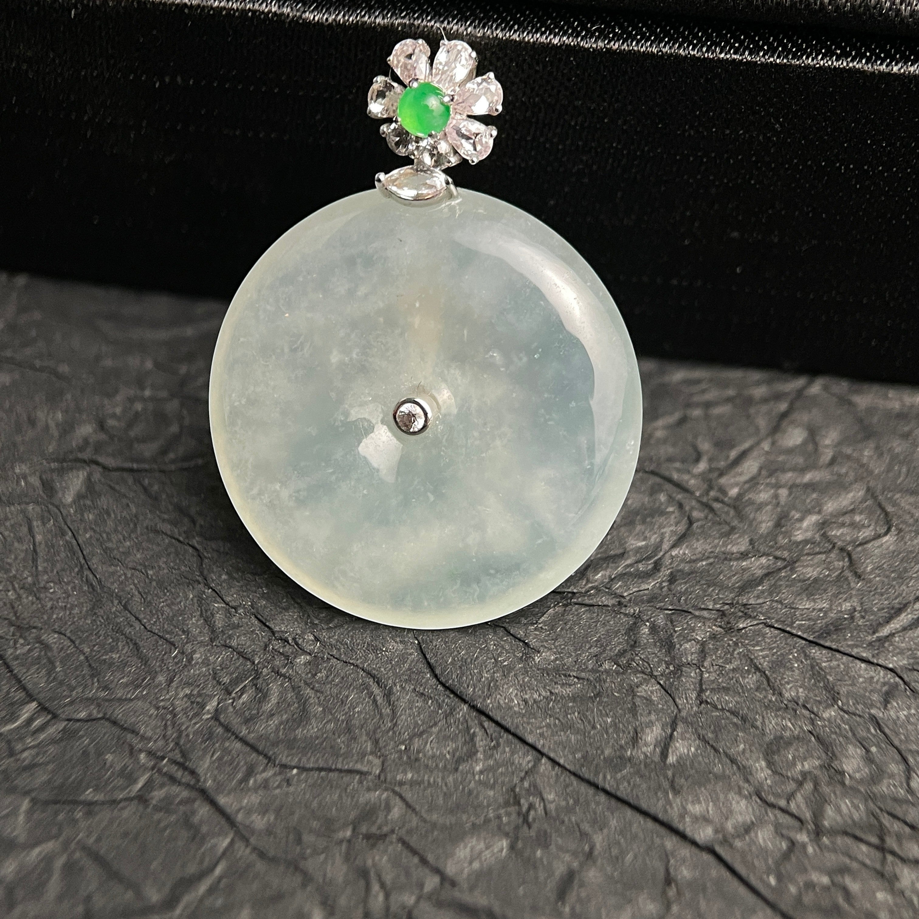 Sylvia Jewelry 冰种翡翠吊坠，花朵造型镶嵌绿宝石和钻石，圆形设计，适合日常佩戴