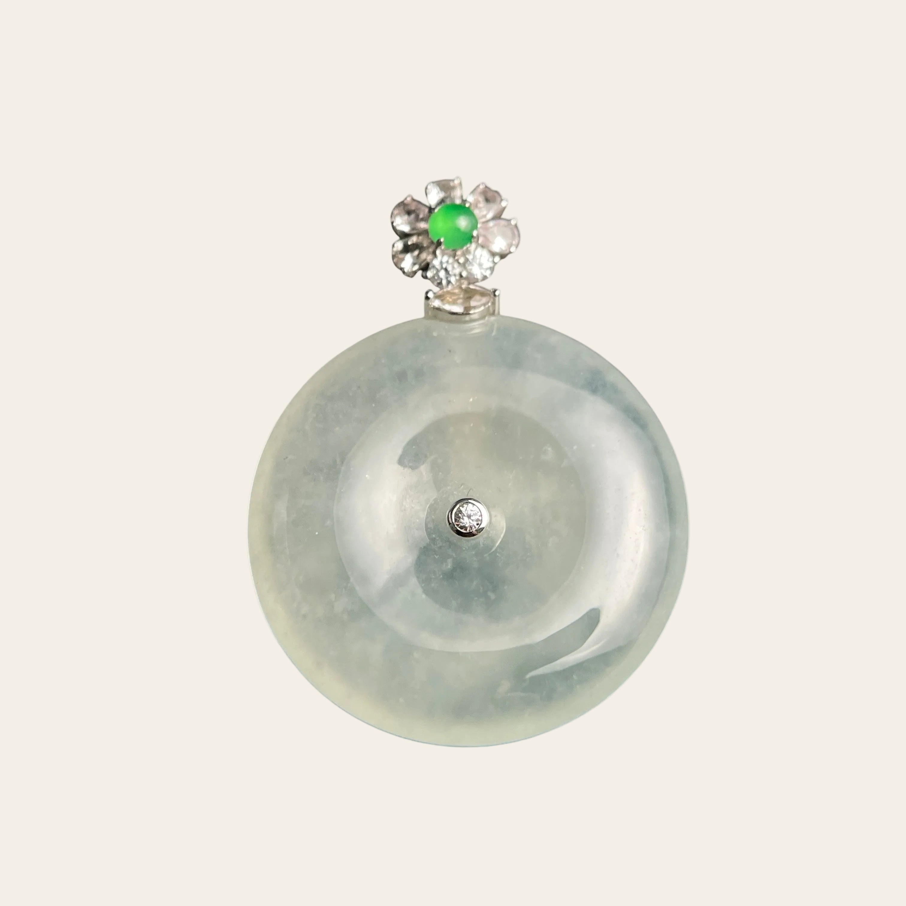 Sylvia Jewelry 冰种翡翠圆牌吊坠，镶嵌钻石和绿宝石花朵，精致优雅。