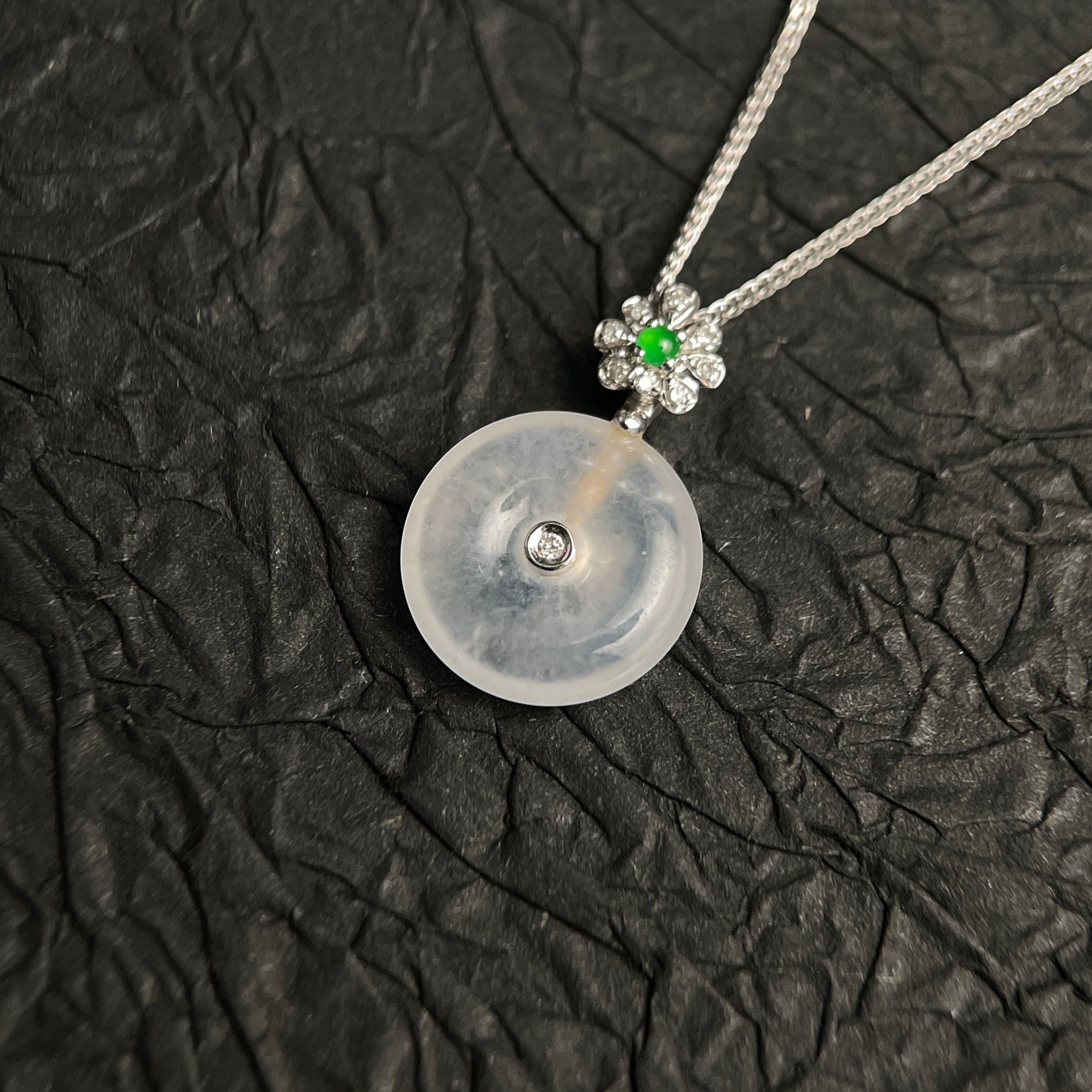 Sylvia Jewelry 冰种翡翠圆牌吊坠，镶嵌钻石和绿宝石花朵，搭配银链