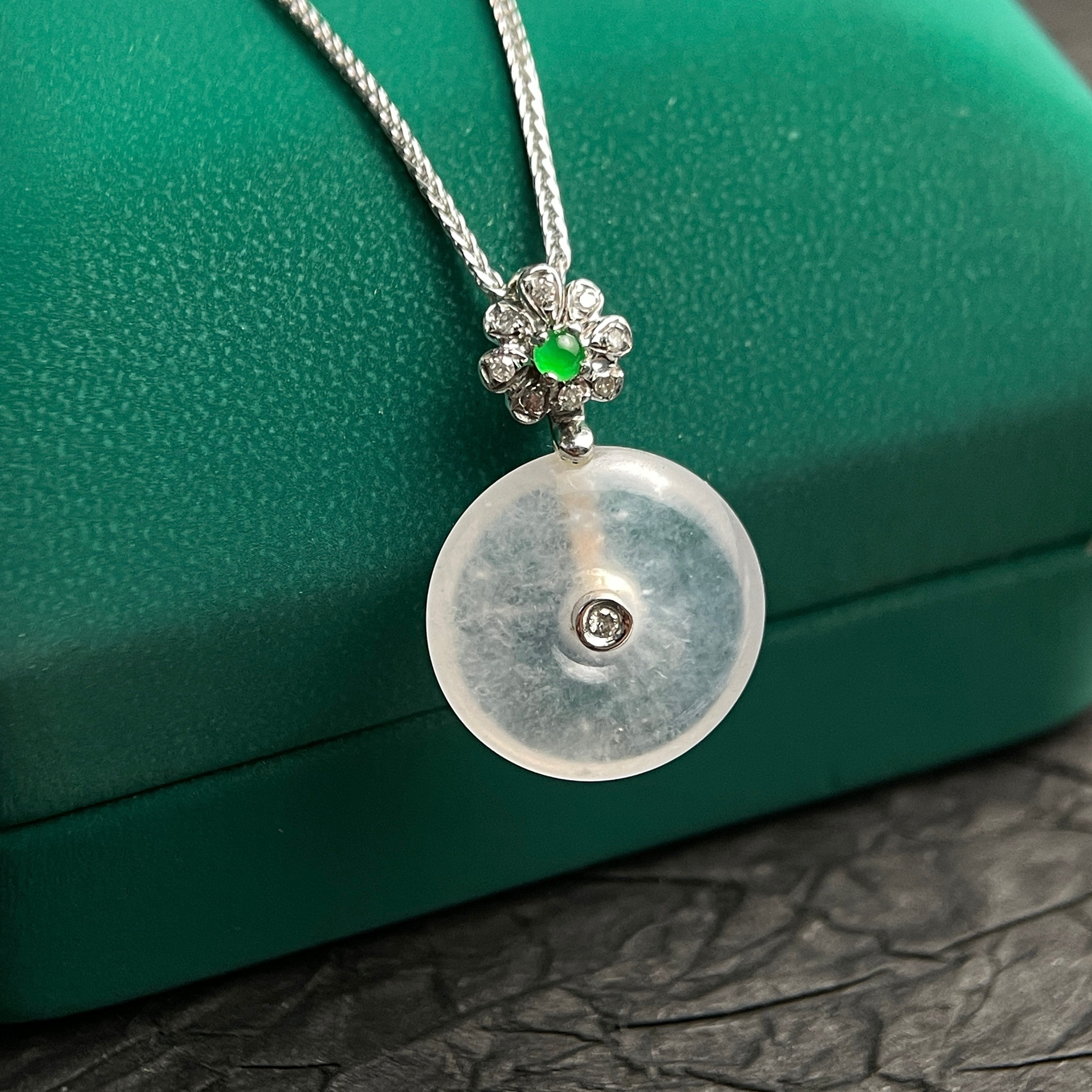 Sylvia Jewelry 冰种翡翠吊坠，镶嵌钻石和绿宝石，花朵造型，简约设计。
