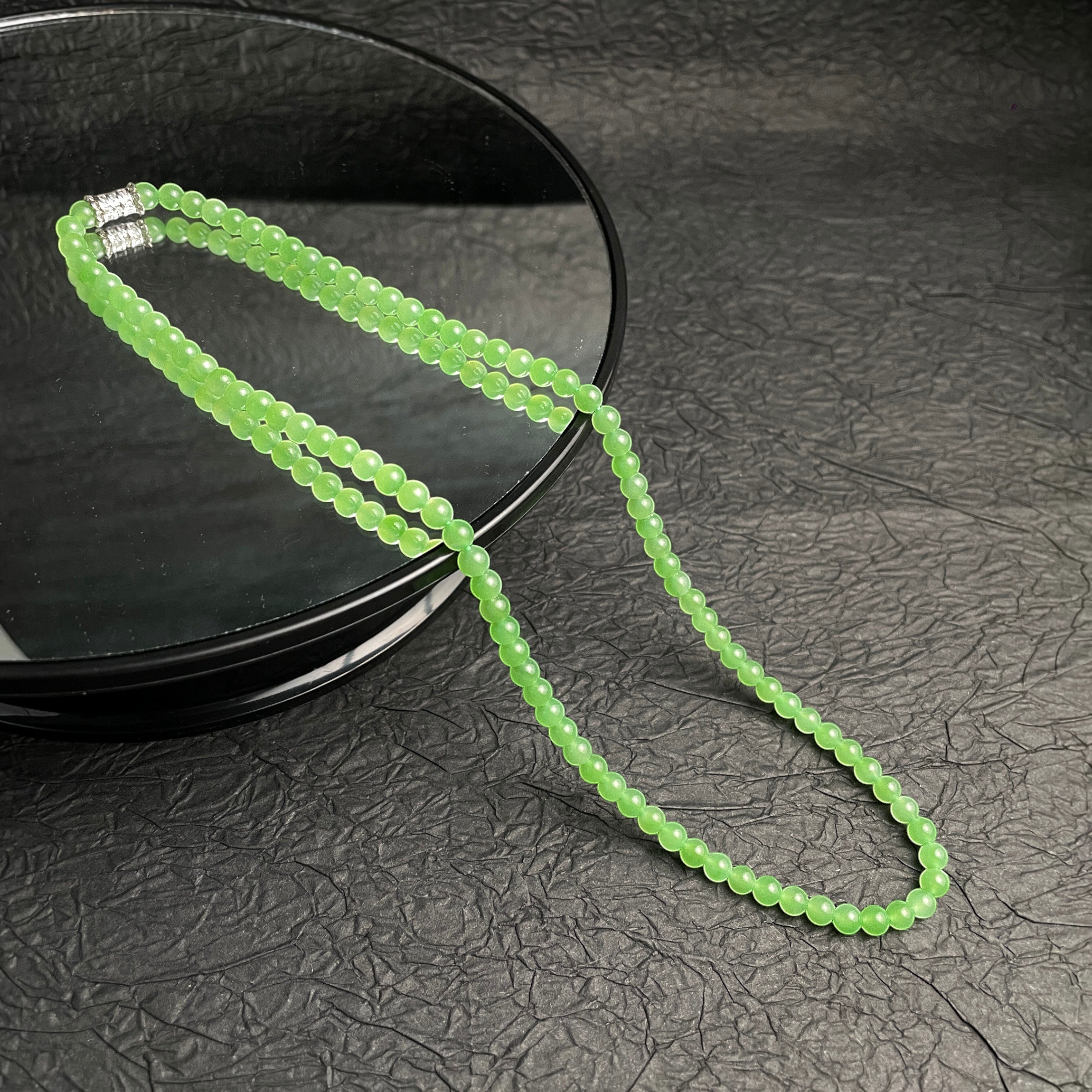 Sylvia Jewelry 浅绿色串珠项链，配有闪亮的银色搭扣，适合日常佩戴。