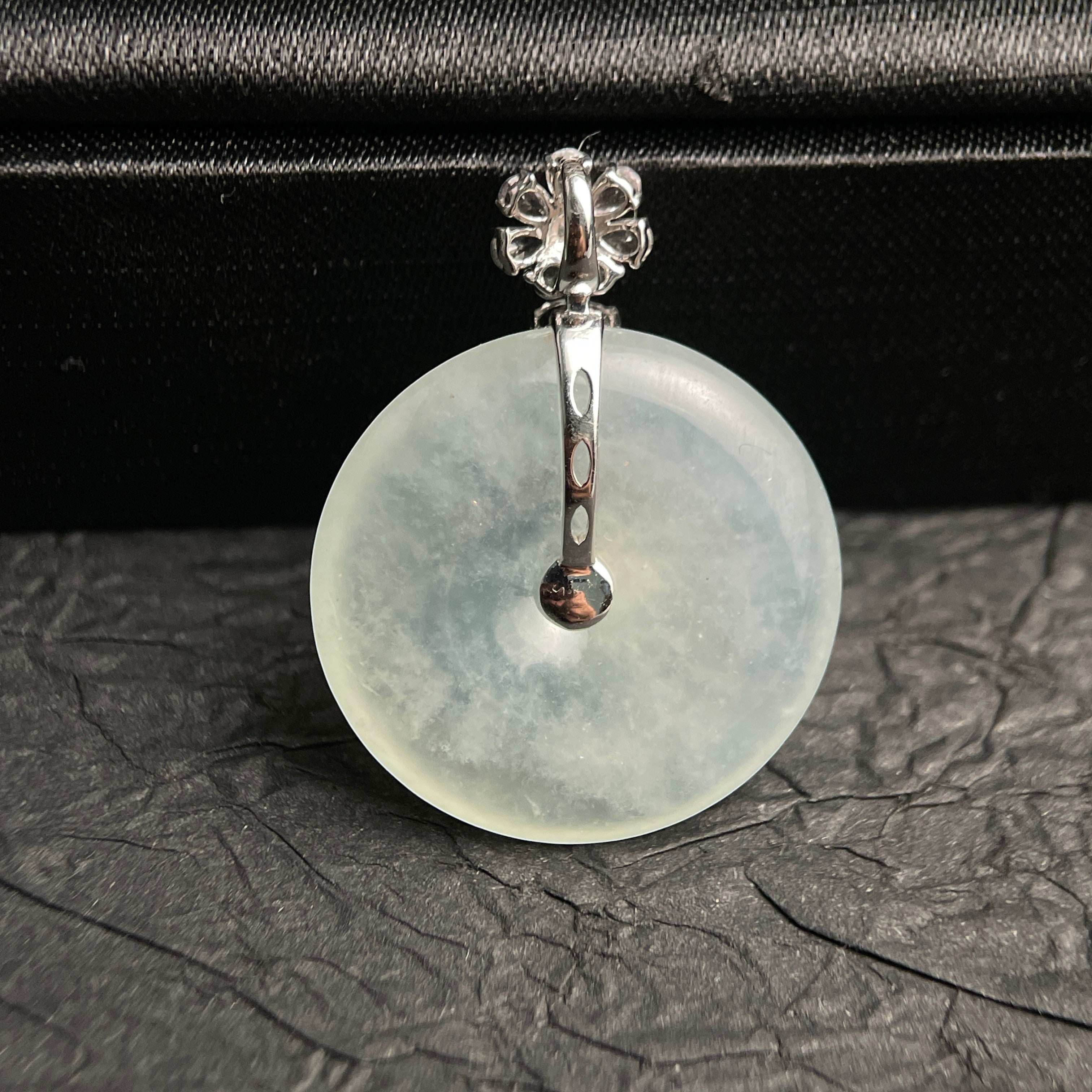 Sylvia Jewelry 冰种翡翠平安扣吊坠，浅绿色，玉石材质，简约设计，适合日常佩戴。