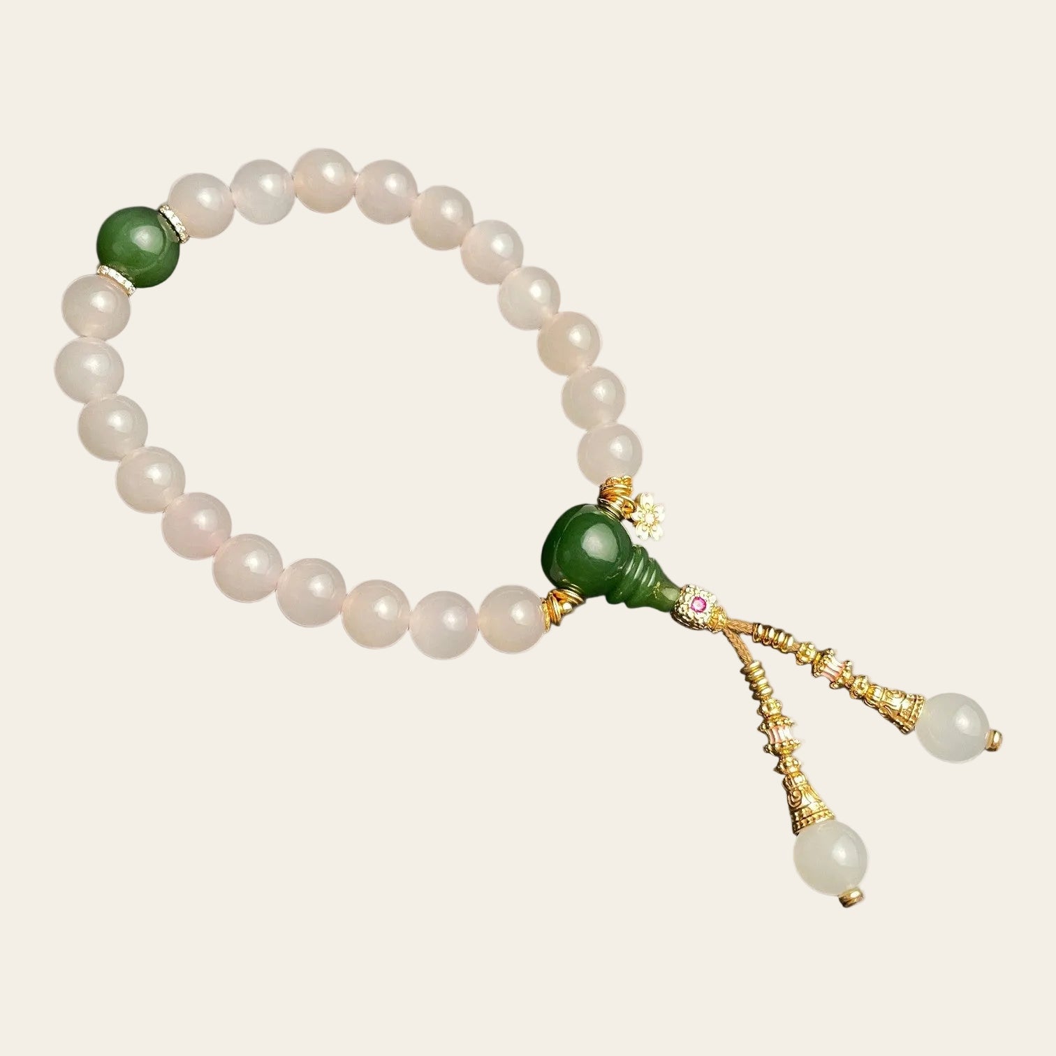 Sylvia Jewelry 粉色水晶珠串搭配绿色葫芦吊坠和白色水晶球流苏，精致典雅。