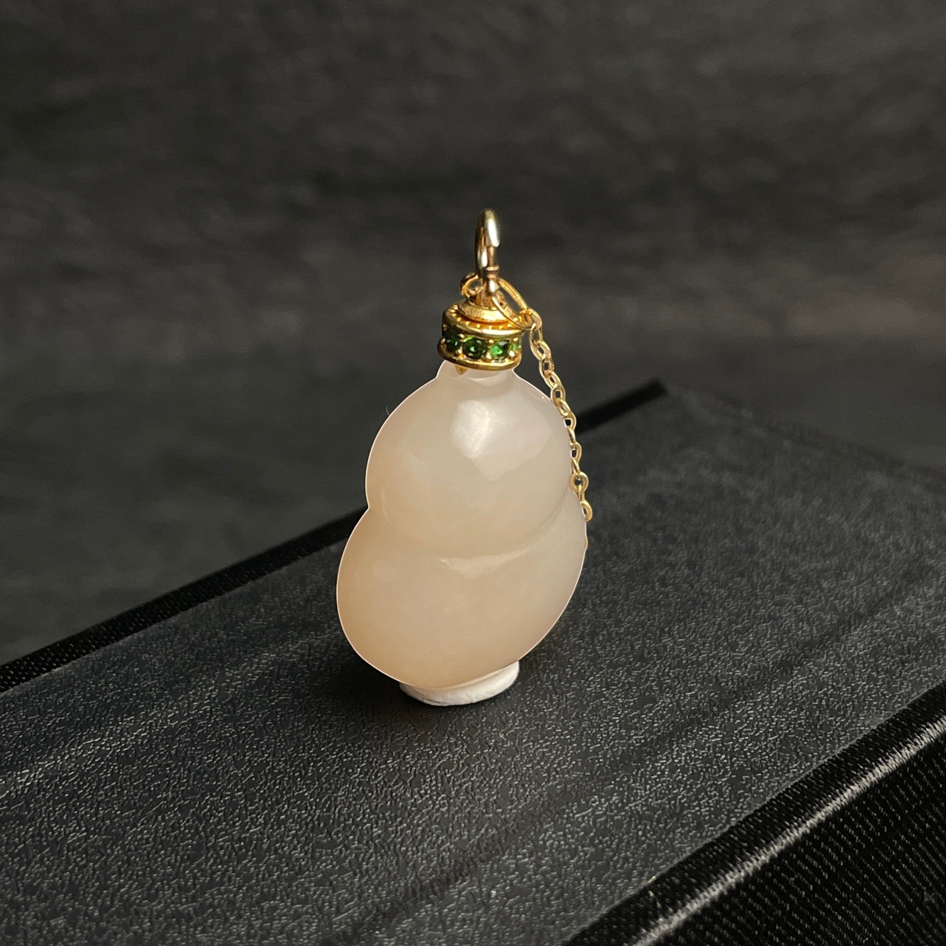 Sylvia Jewelry 浅粉色葫芦形玉石吊坠，镶嵌绿色宝石，配金色链条。