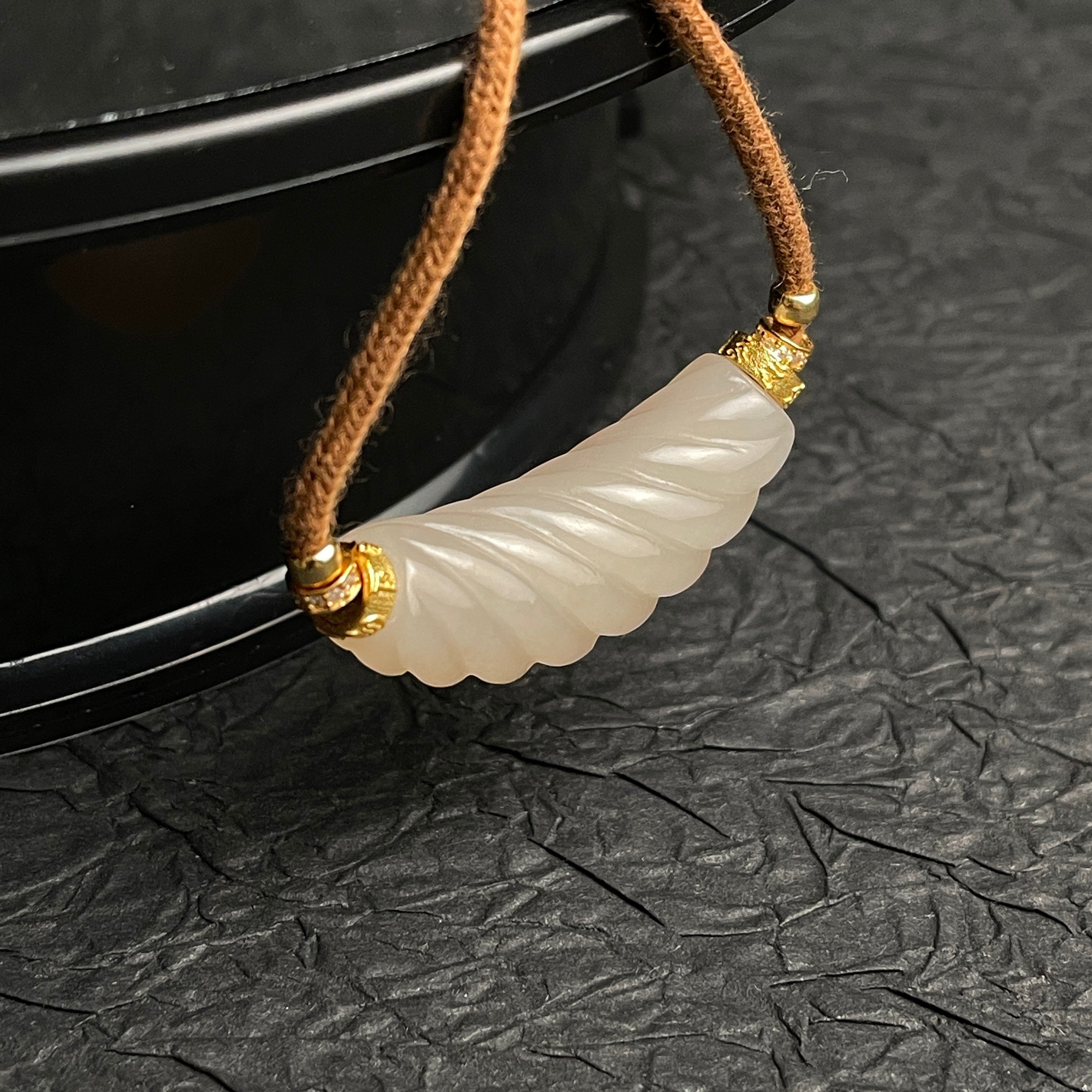 Sylvia Jewelry 扭转粉色和田玉吊坠，带金色镀层装饰和棕色绳子，适合日常优雅佩戴。