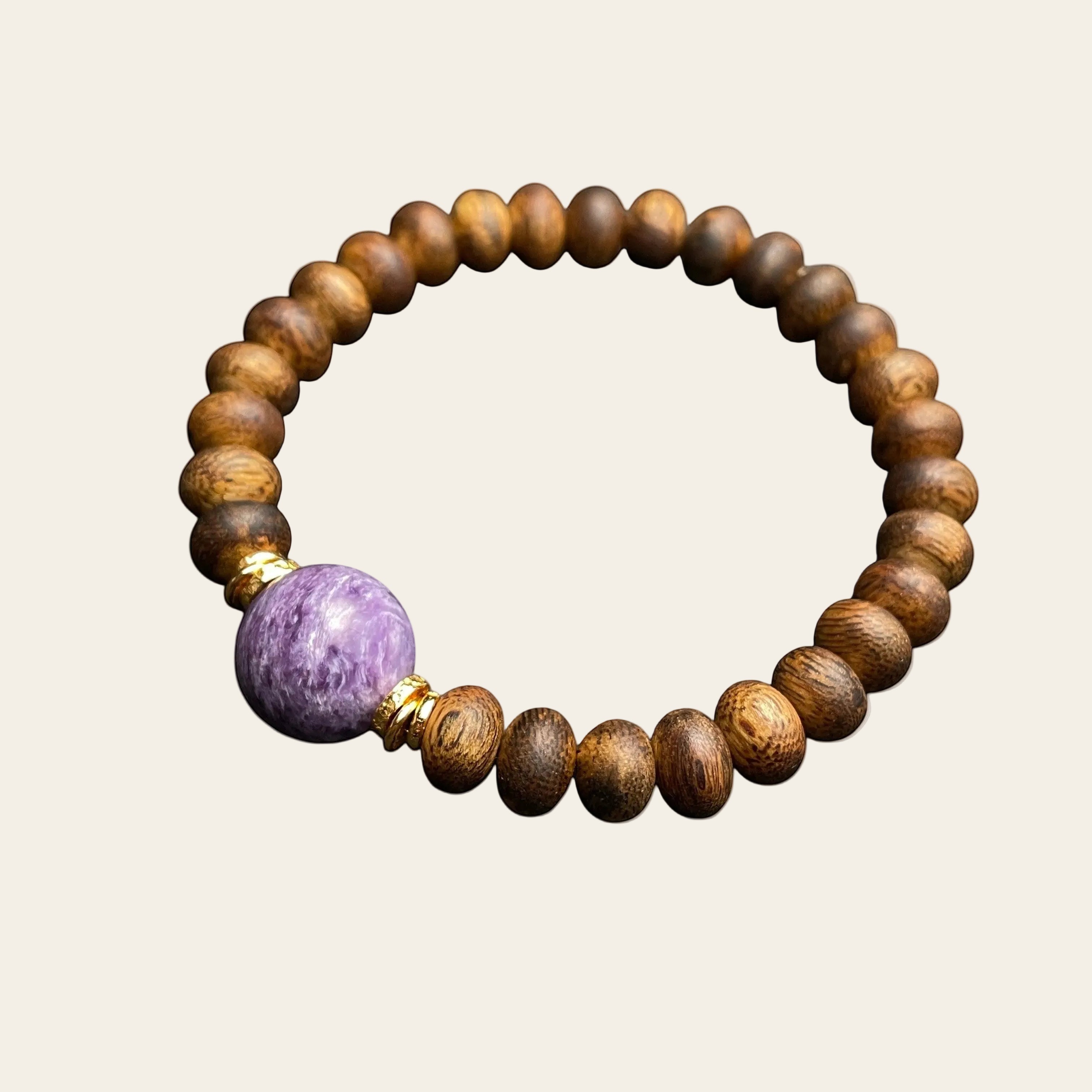 Sylvia Jewelry 紫色查罗石手链，搭配木质珠子和金色隔珠，简约设计。