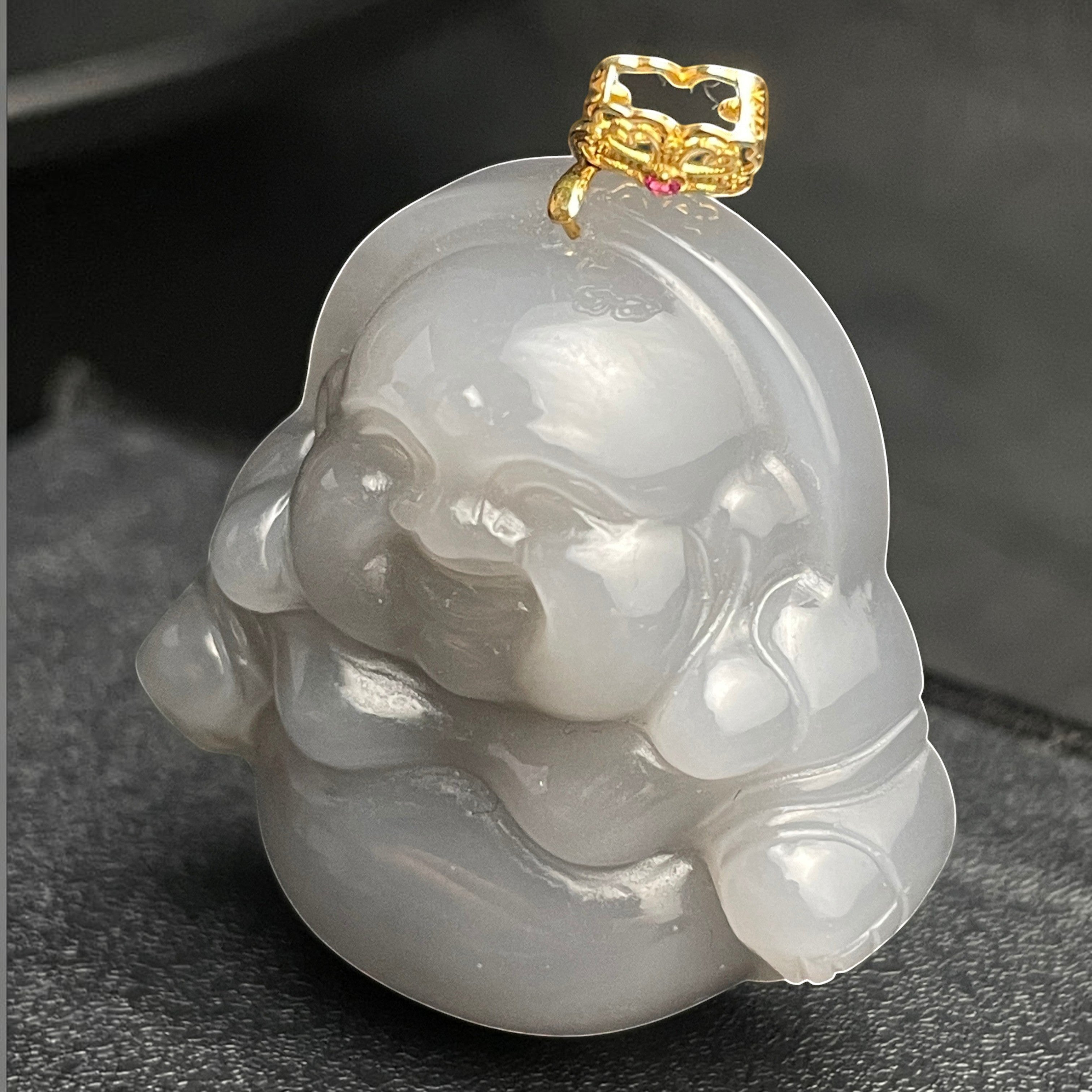 Sylvia Jewelry 18k金镶嵌紫罗兰色和田玉笑佛吊坠，玉质温润，雕工精湛，寓意吉祥。