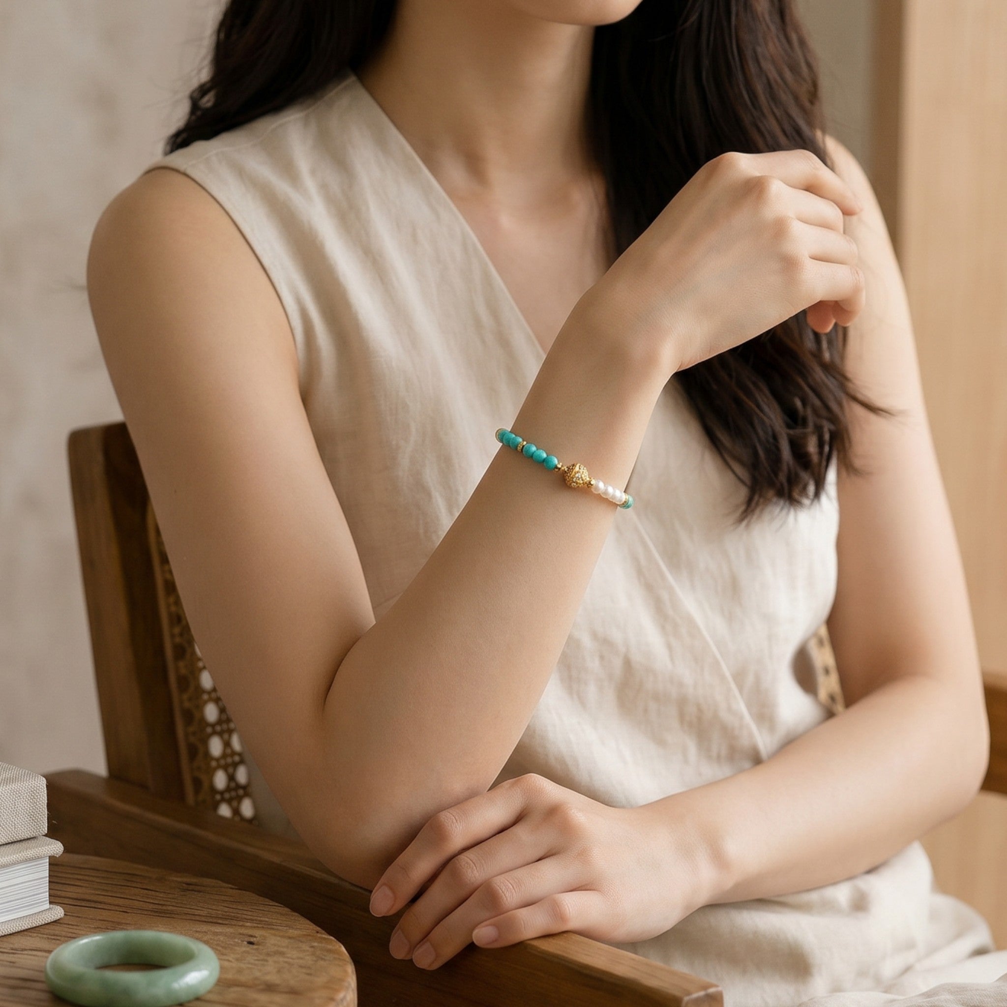 Sylvia Jewelry 绿松石珍珠手链，金色球形点缀，适合日常佩戴。