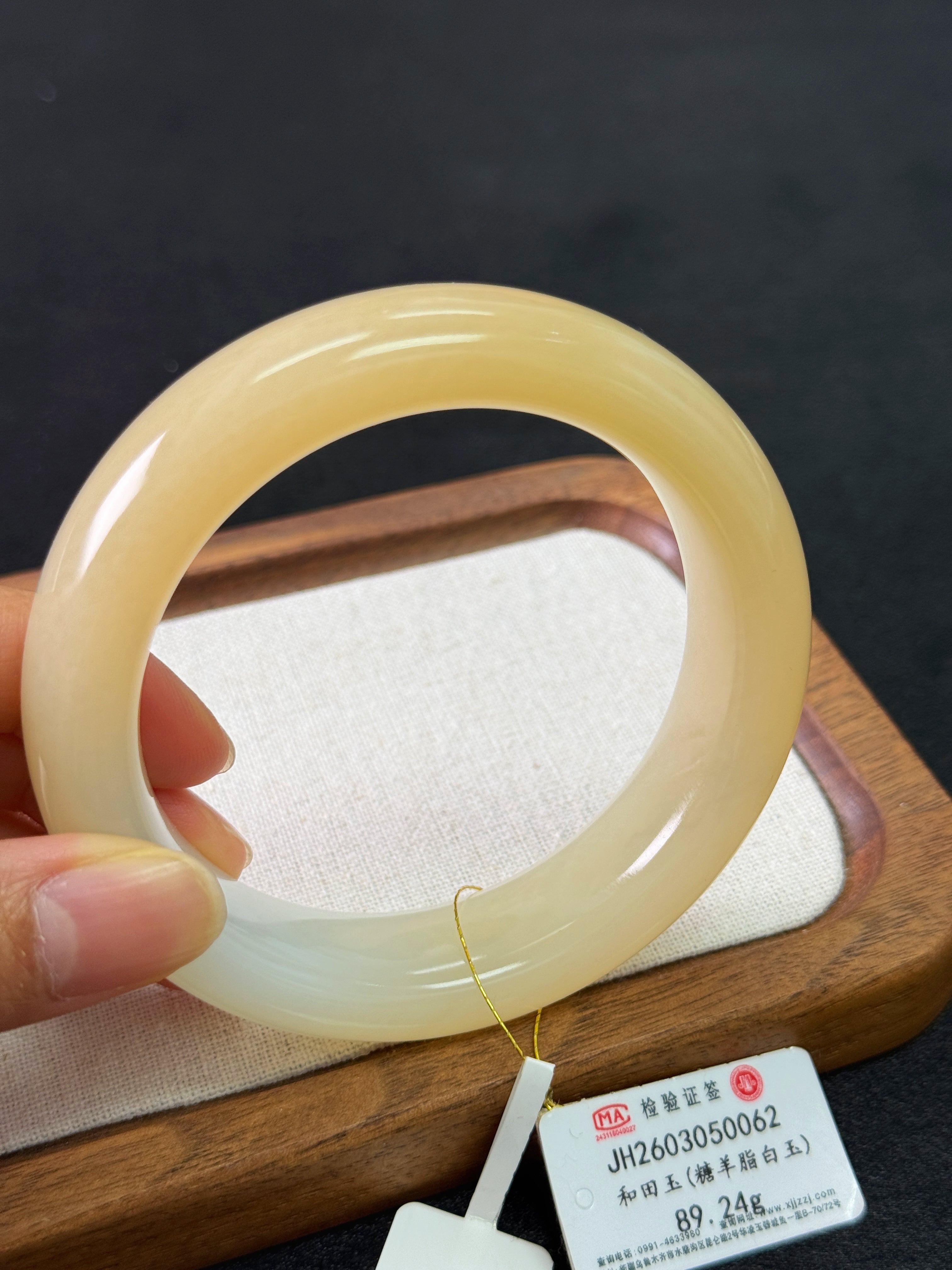 Xinjiang Hetian nephrite sugar jade bangle with a 57.5 mm inner diameter