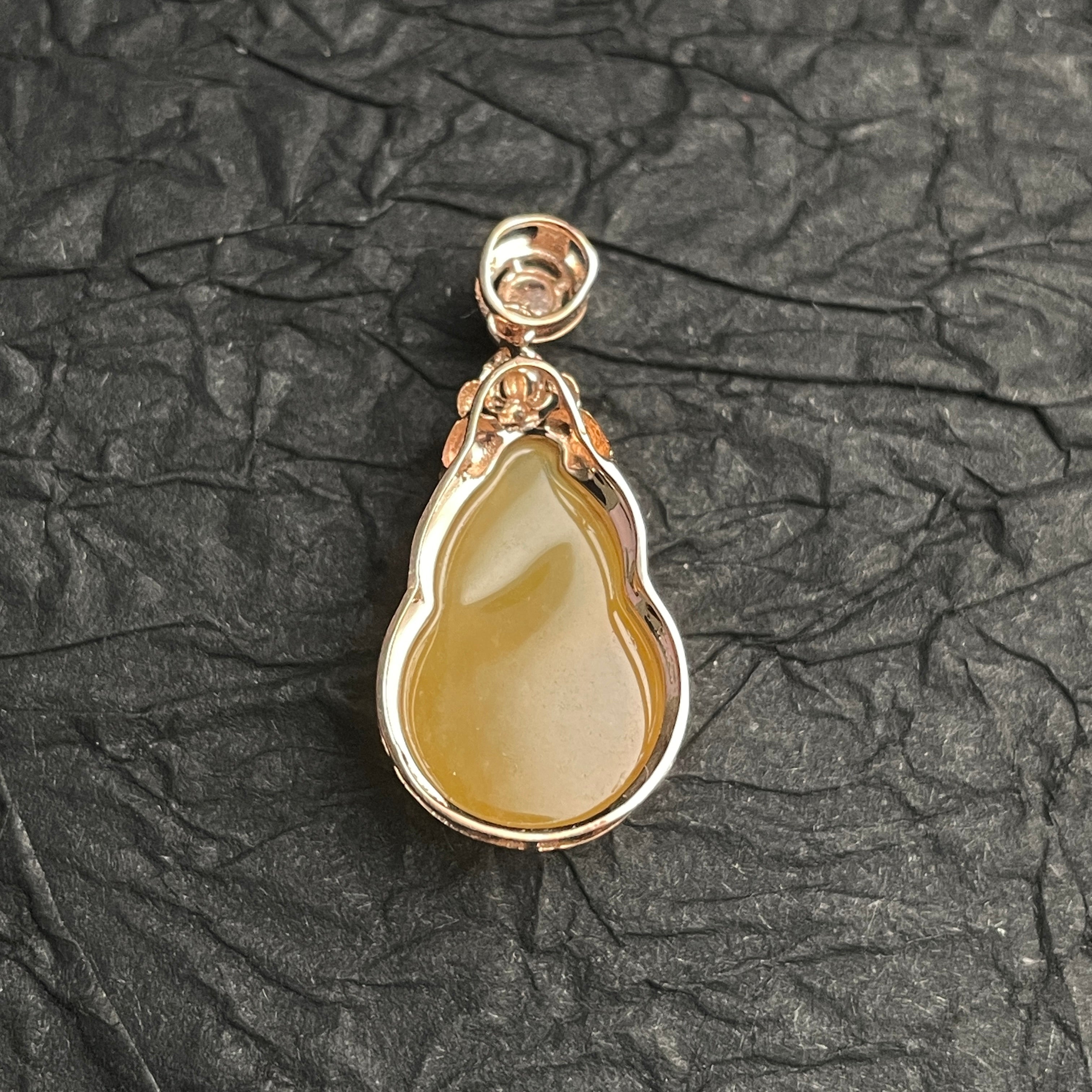 Yellow jade gourd pendant with green cabochon accent – view 3