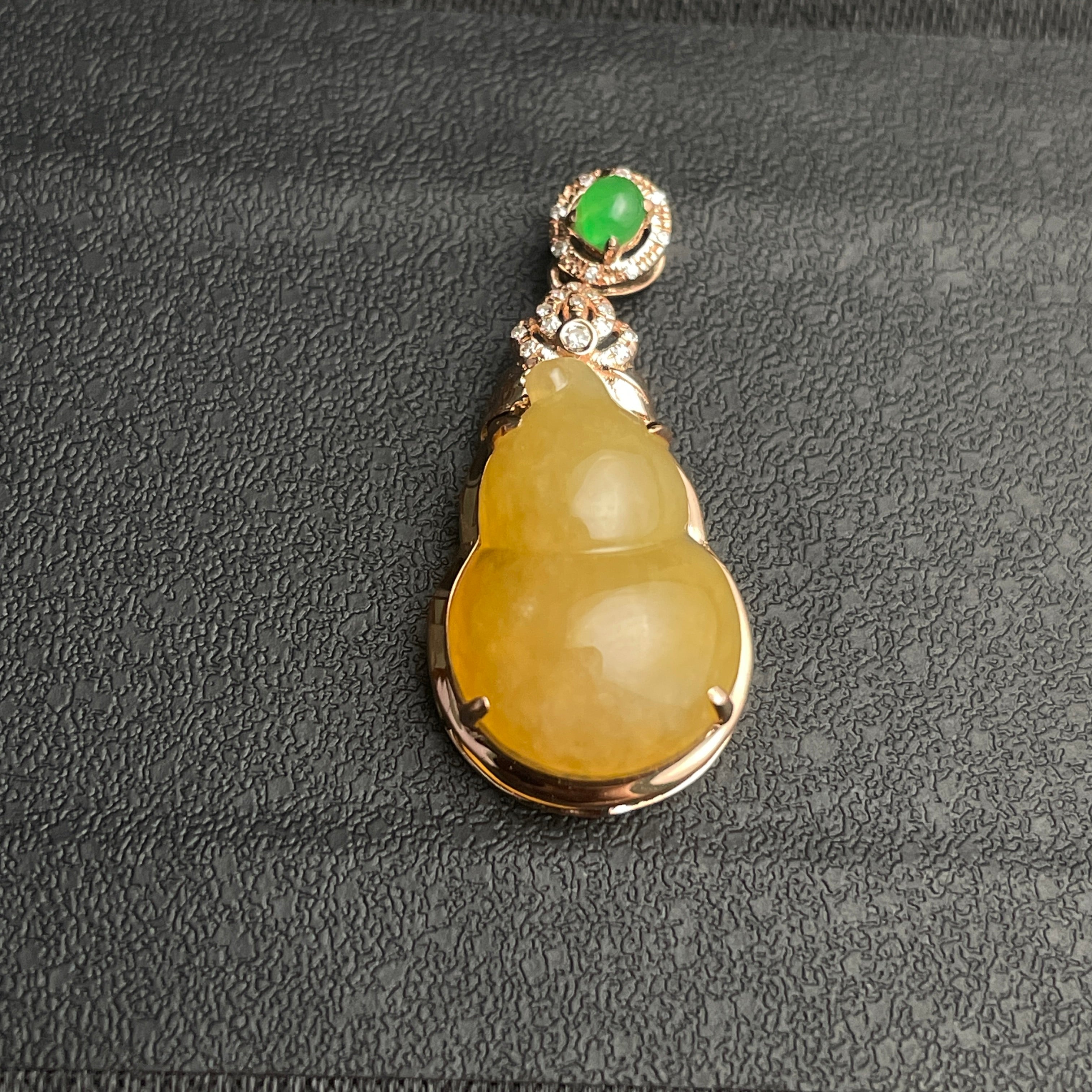 Yellow jade gourd pendant with green cabochon accent – view 5